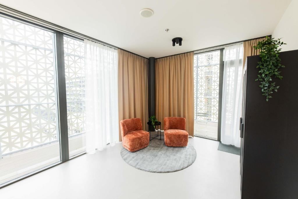 Sitting area with floor-to-ceiling windows at Brede Hilledijk 95