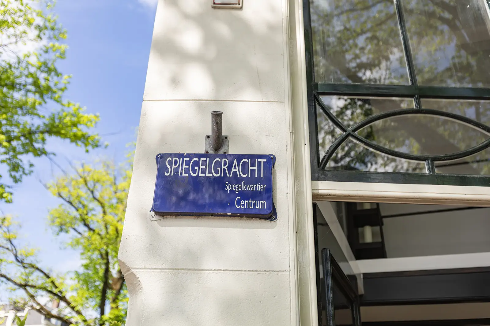 Spiegelgracht street sign on the façade