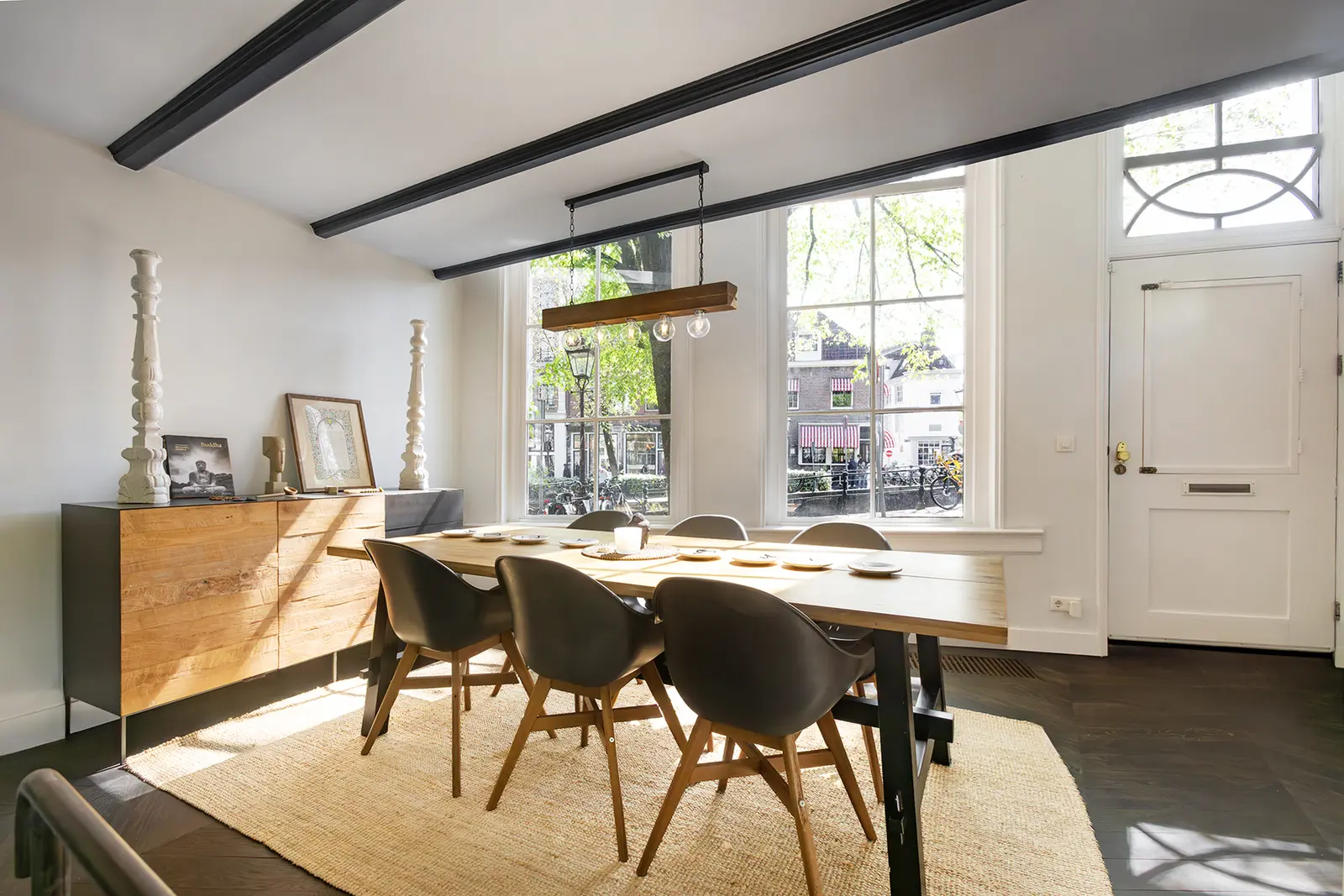 Dining room with canal-facing windows at Spiegelgracht 38